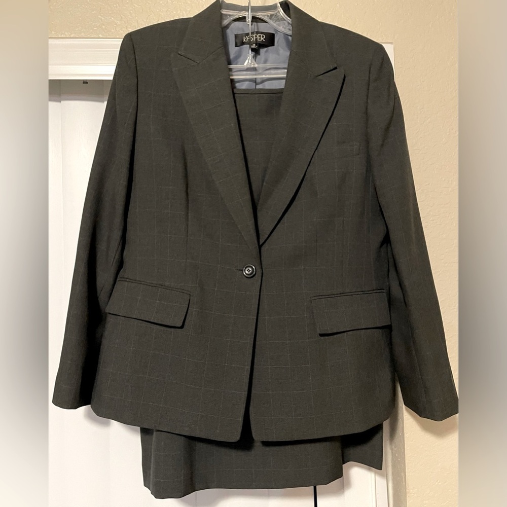 Women’s Kasper New Yorker charcoal gray lined suit-coat and skirt, size 14